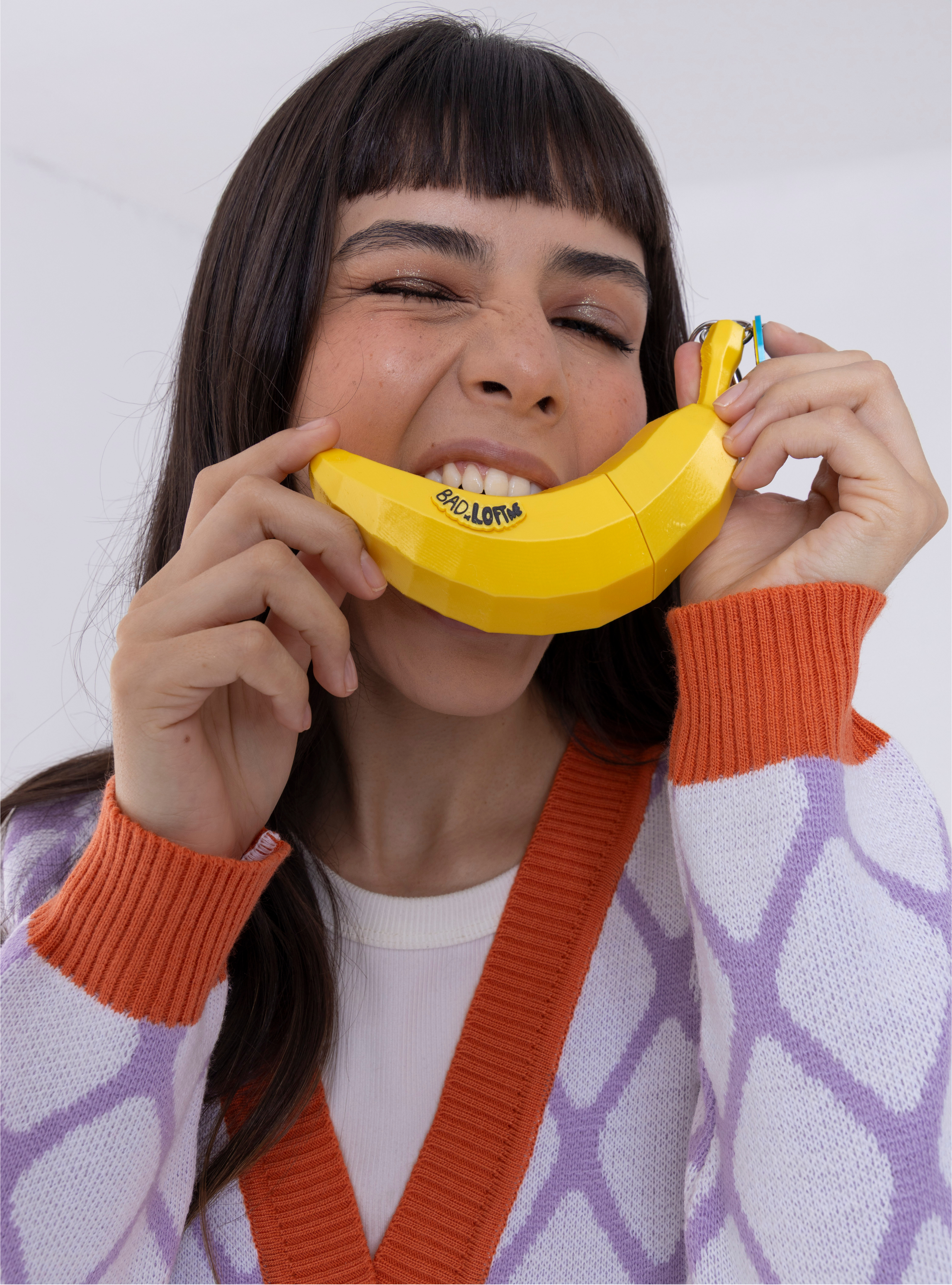 Modelo usando accesorio de Banano Loft Me como accesorio colgante.