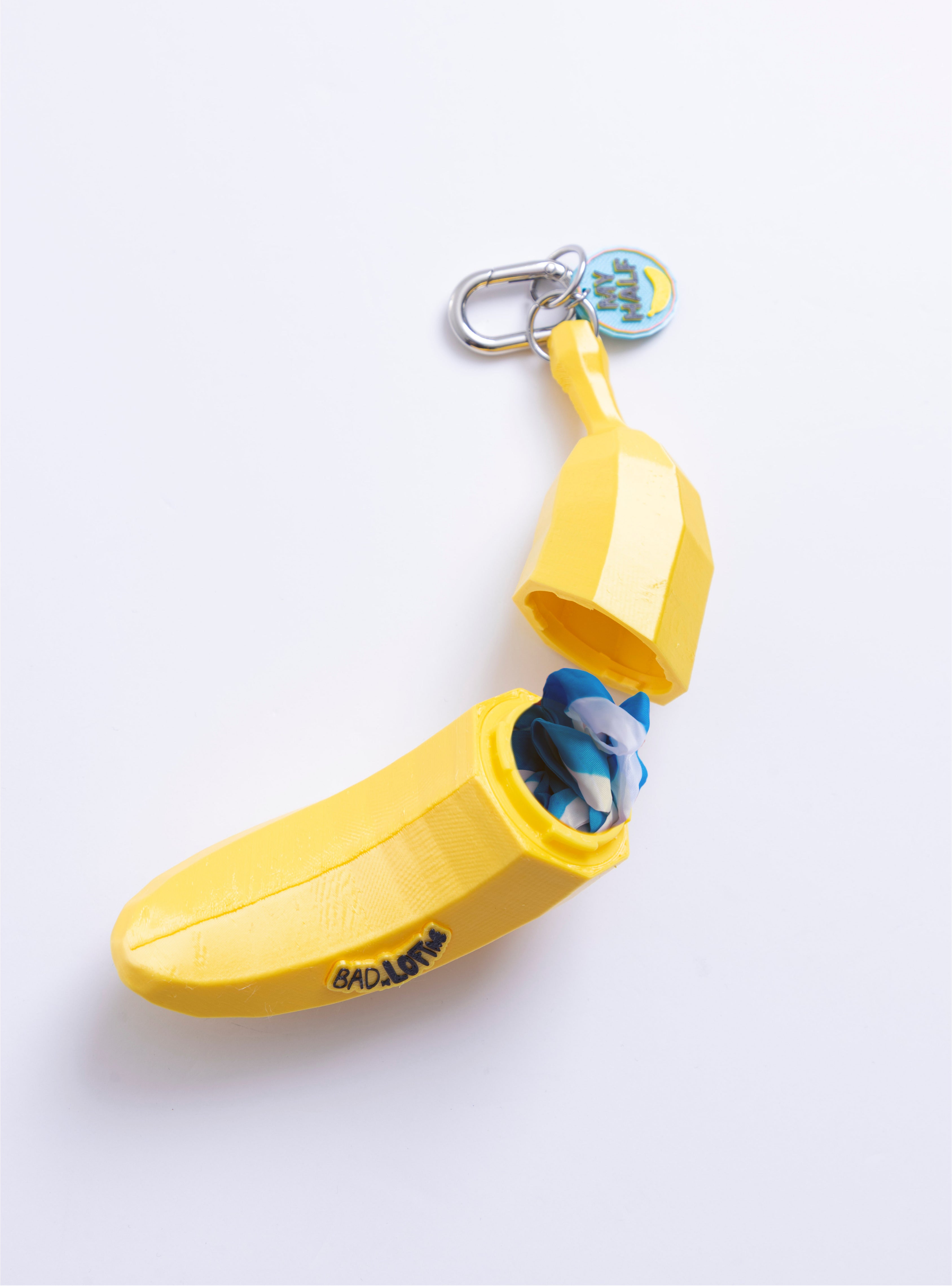 Primer plano del Charm Banano Loft Me amarillo en impresión 3D.