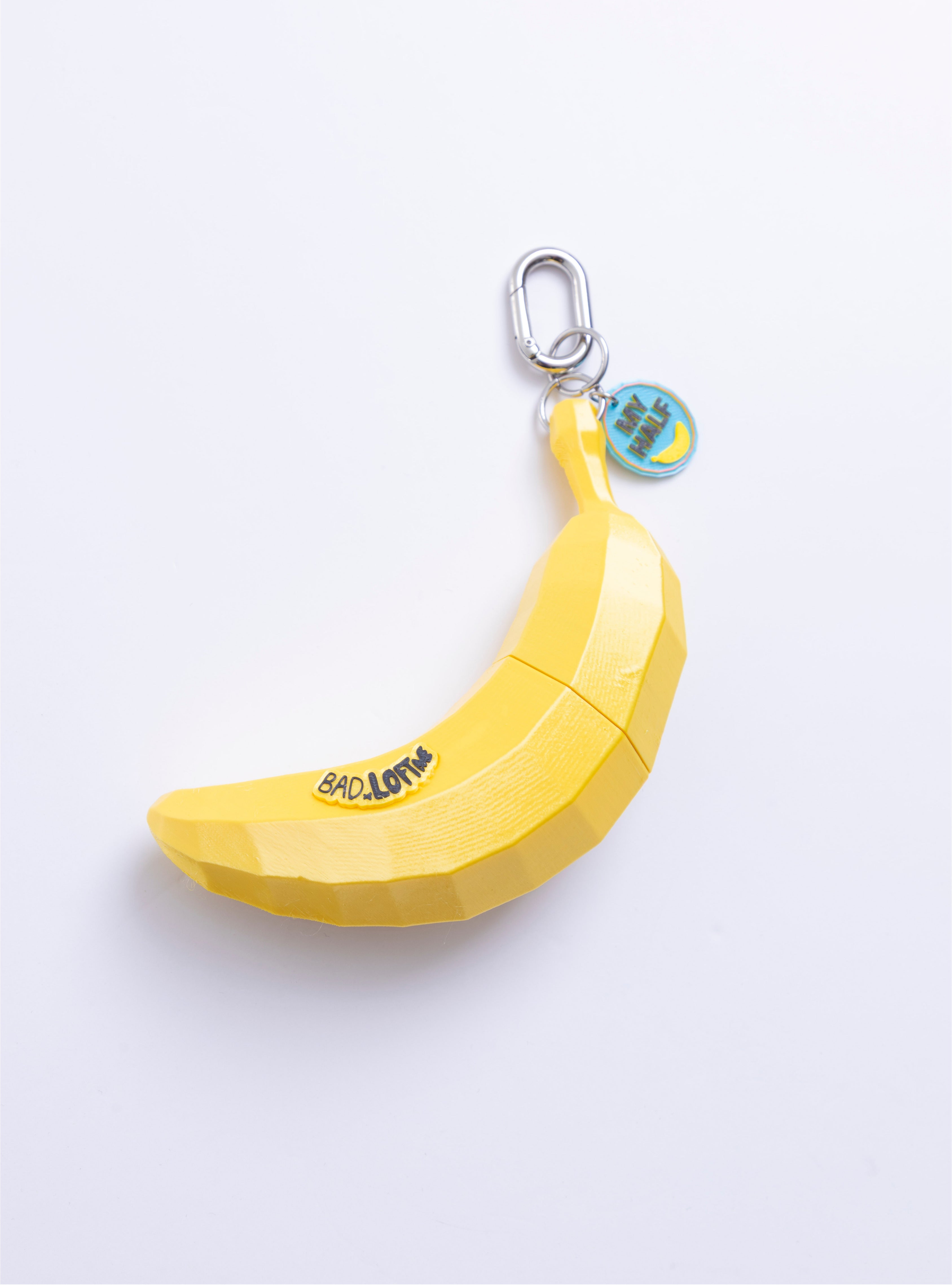 Charm Banano Loft Me en 3D amarillo con argolla metálica