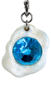 Dije de gema blanca y azul
