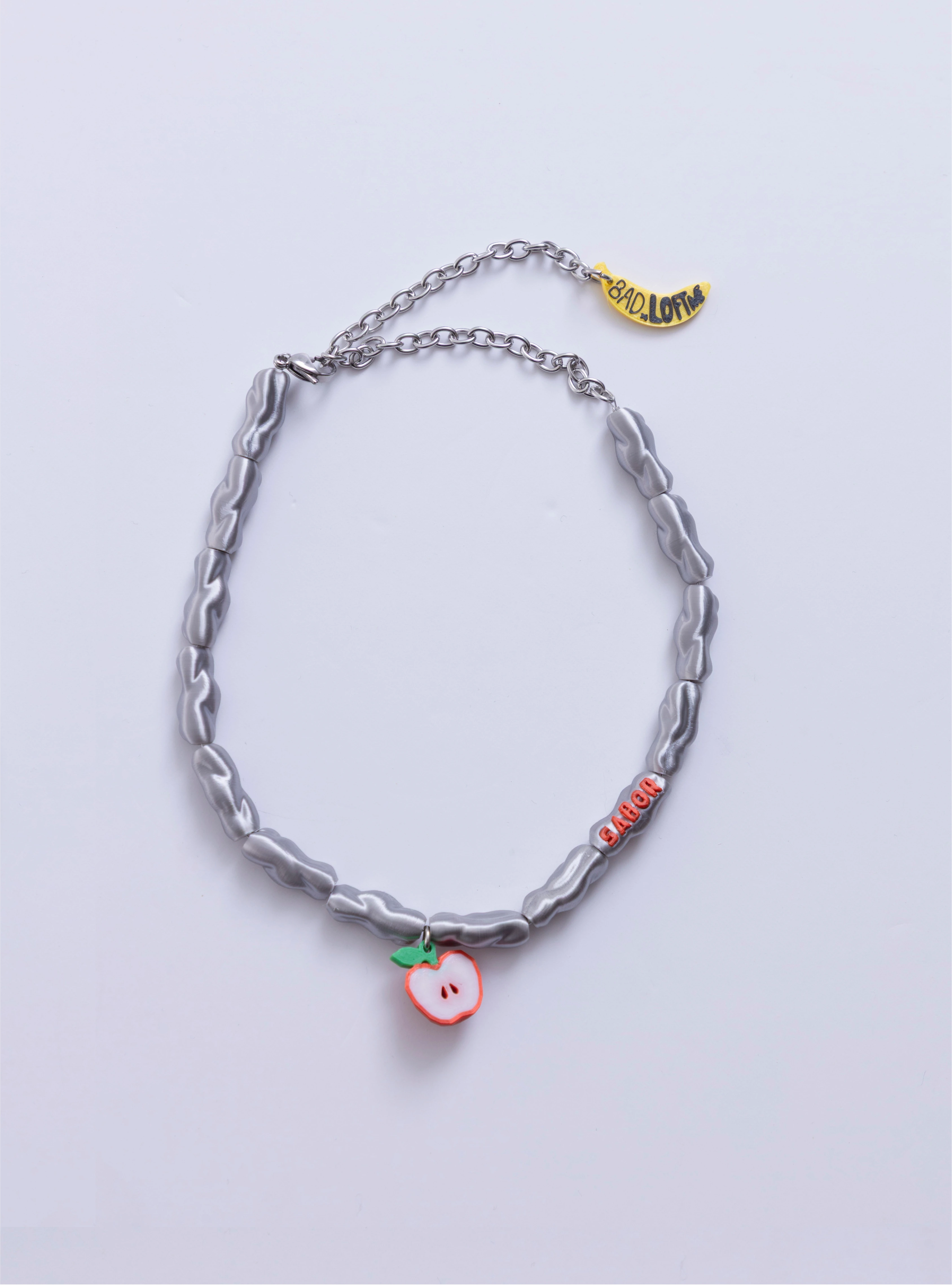 Detalle del dije de manzana roja 3D del Collar Crush apple Loft Me.