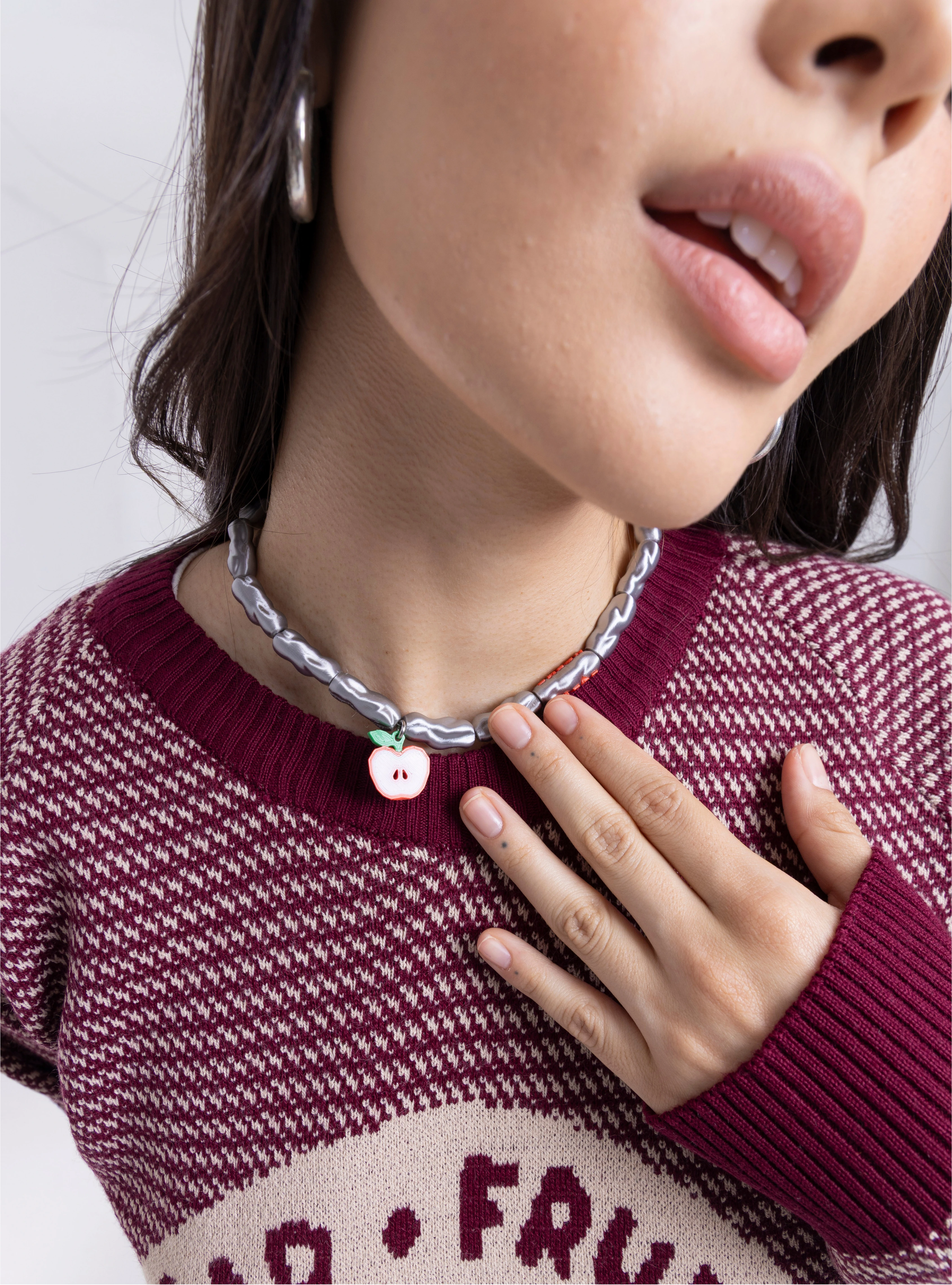 Modelo usando el Collar Crush apple Loft Me con dije de manzana roja 3D.
