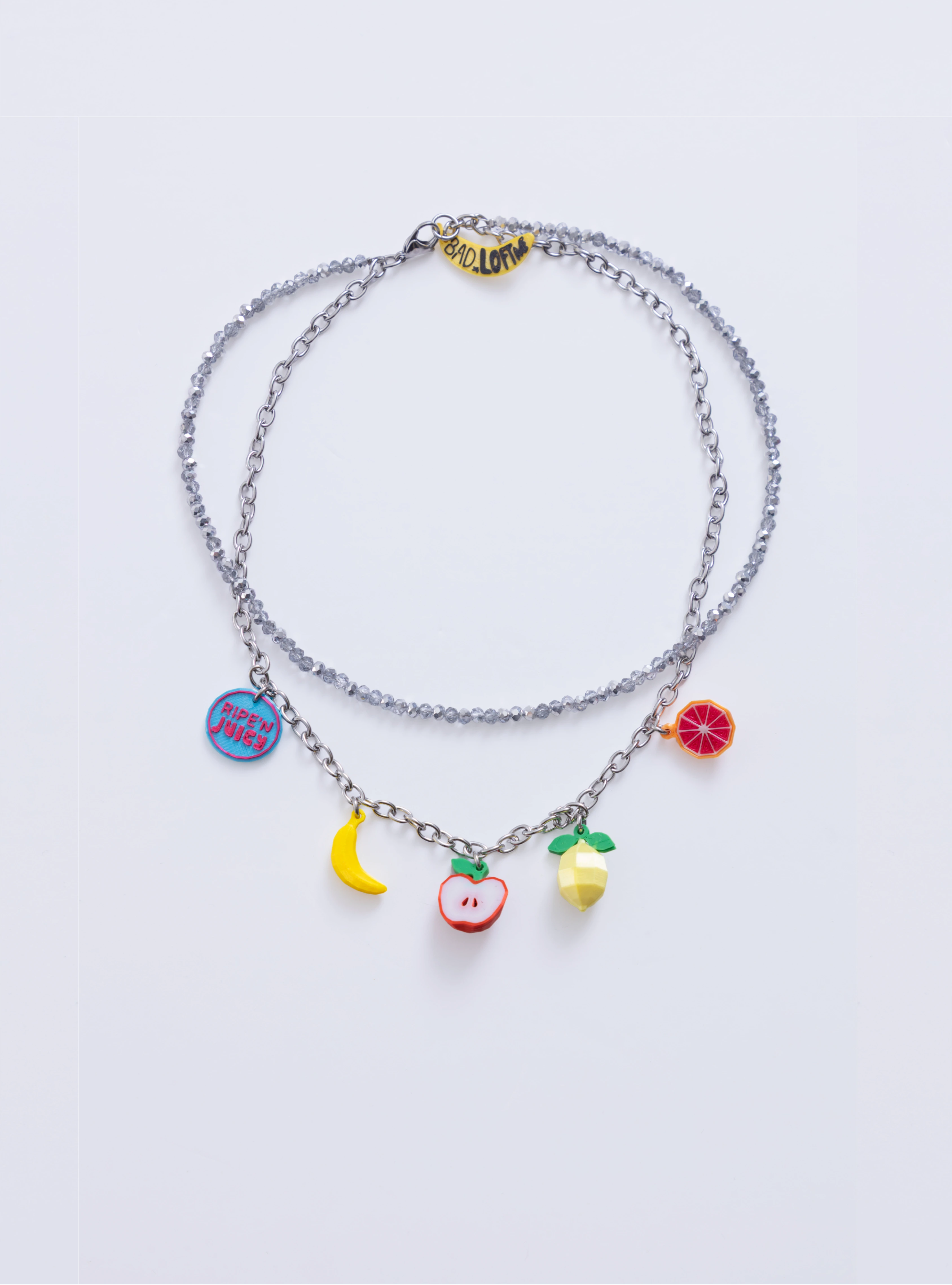 Collar Juicy Punch Loft Me con doble cadena plateada y charms de frutas 3D.