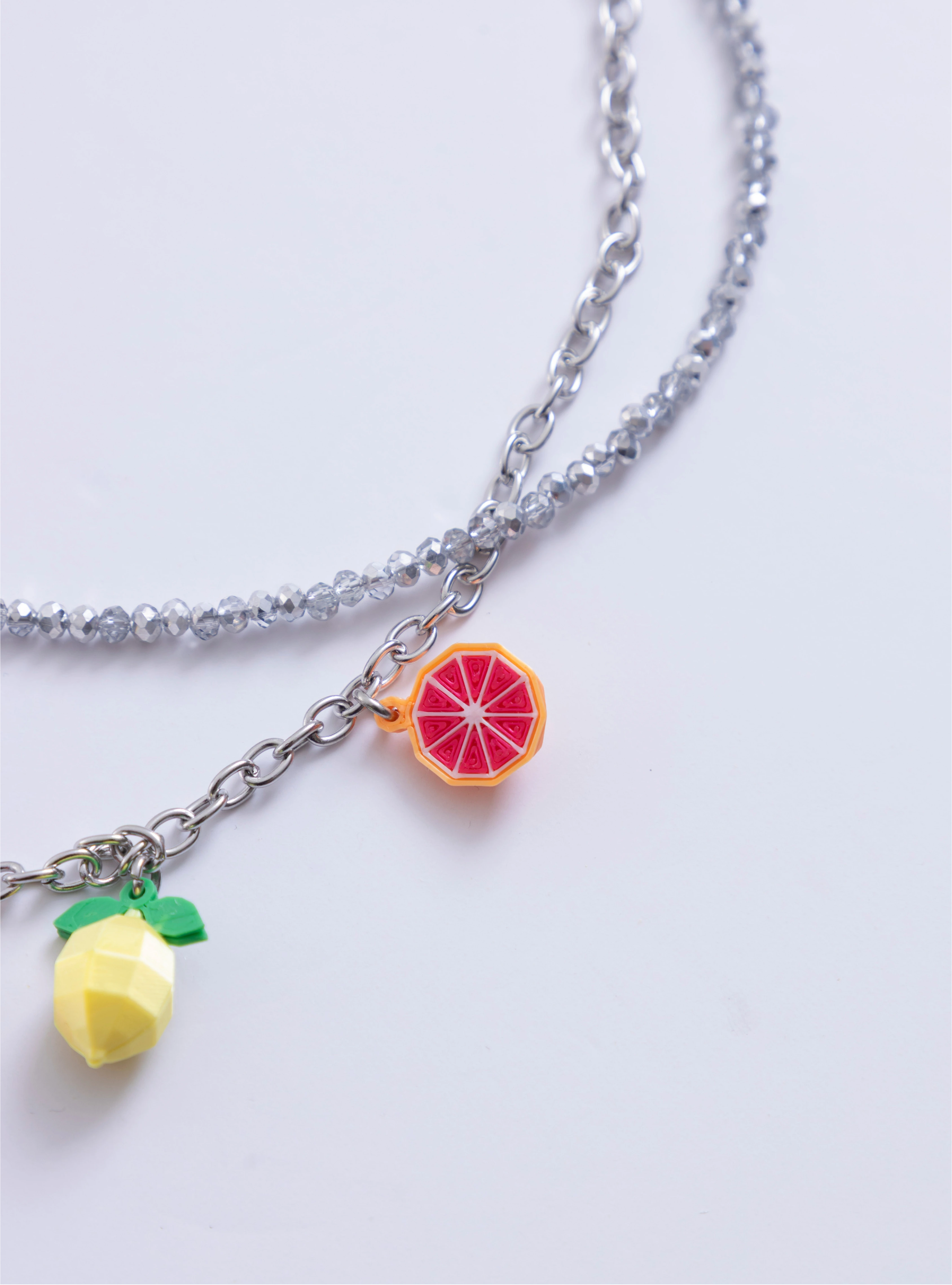 Detalle del Collar Juicy Punch Loft Me con charms de toronja y limón en 3D.