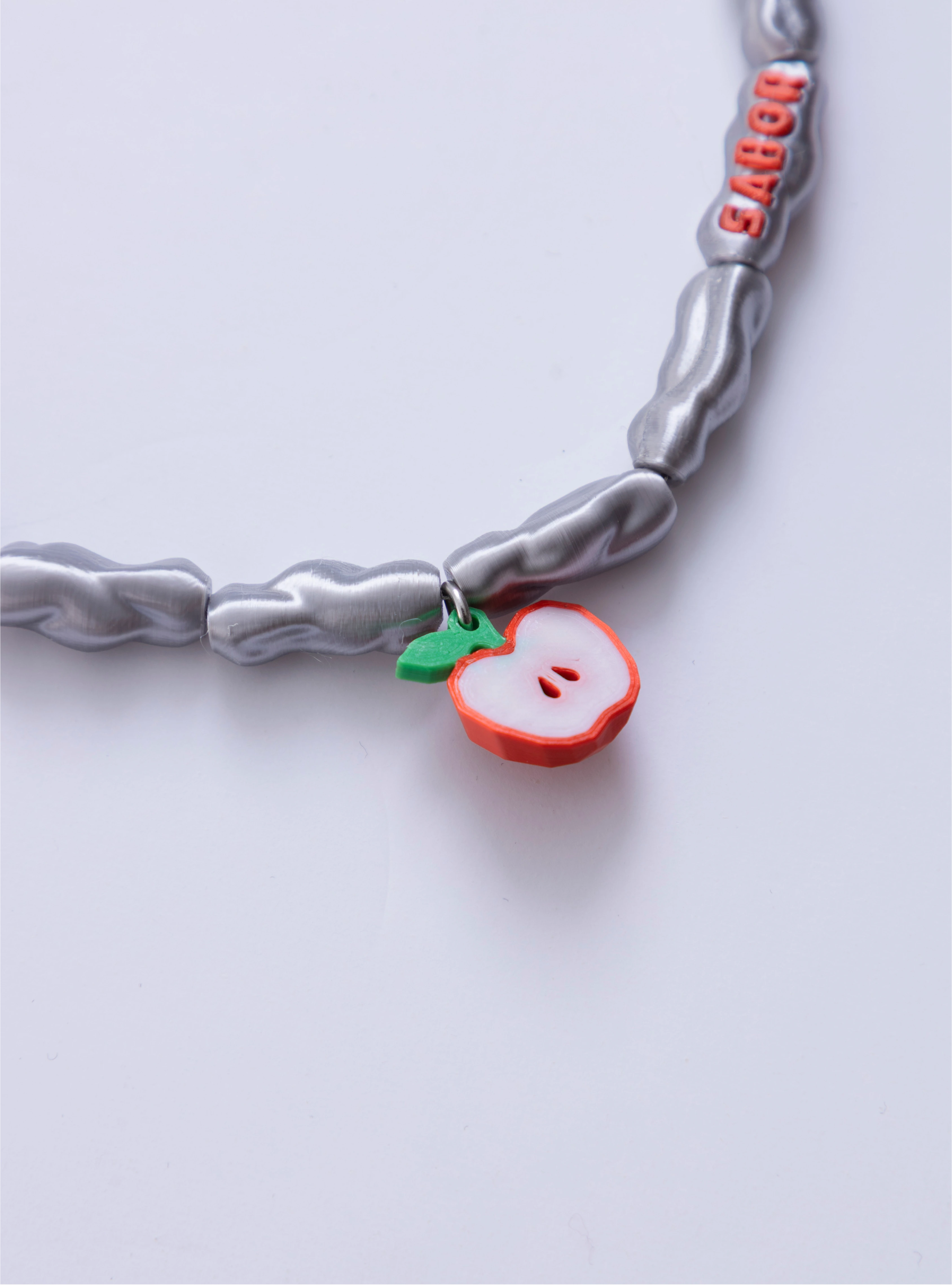 Collar Crush apple Loft Me con dije de manzana roja 3D en cadena plateada.