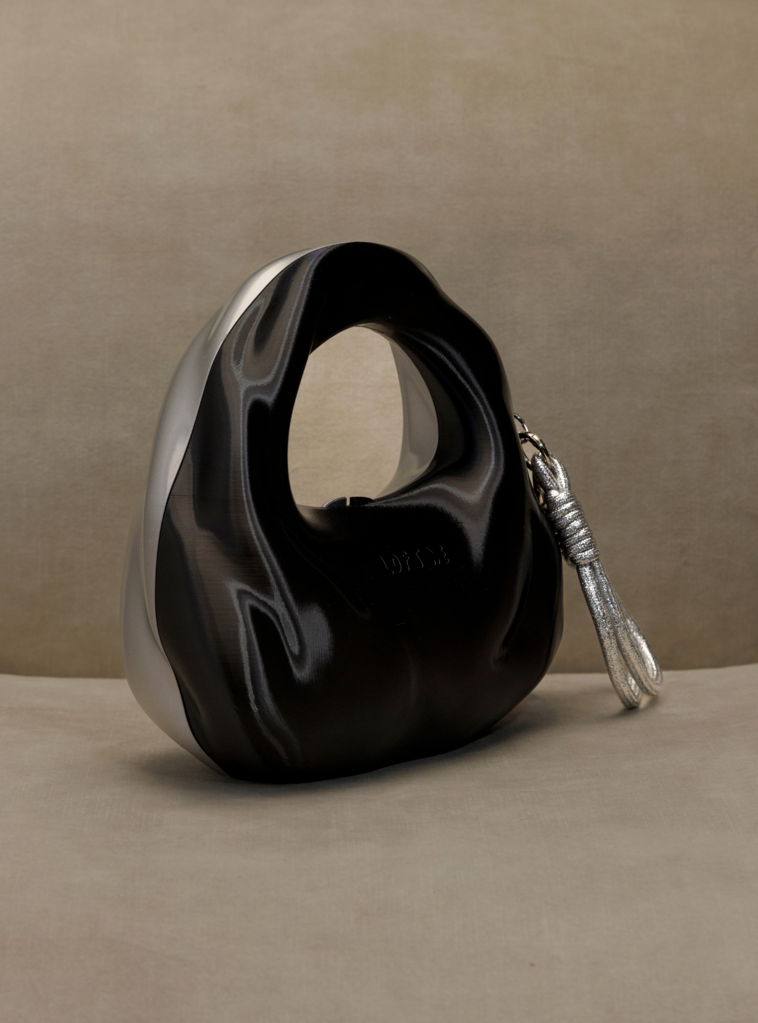 Flame bag // Negro-plateado