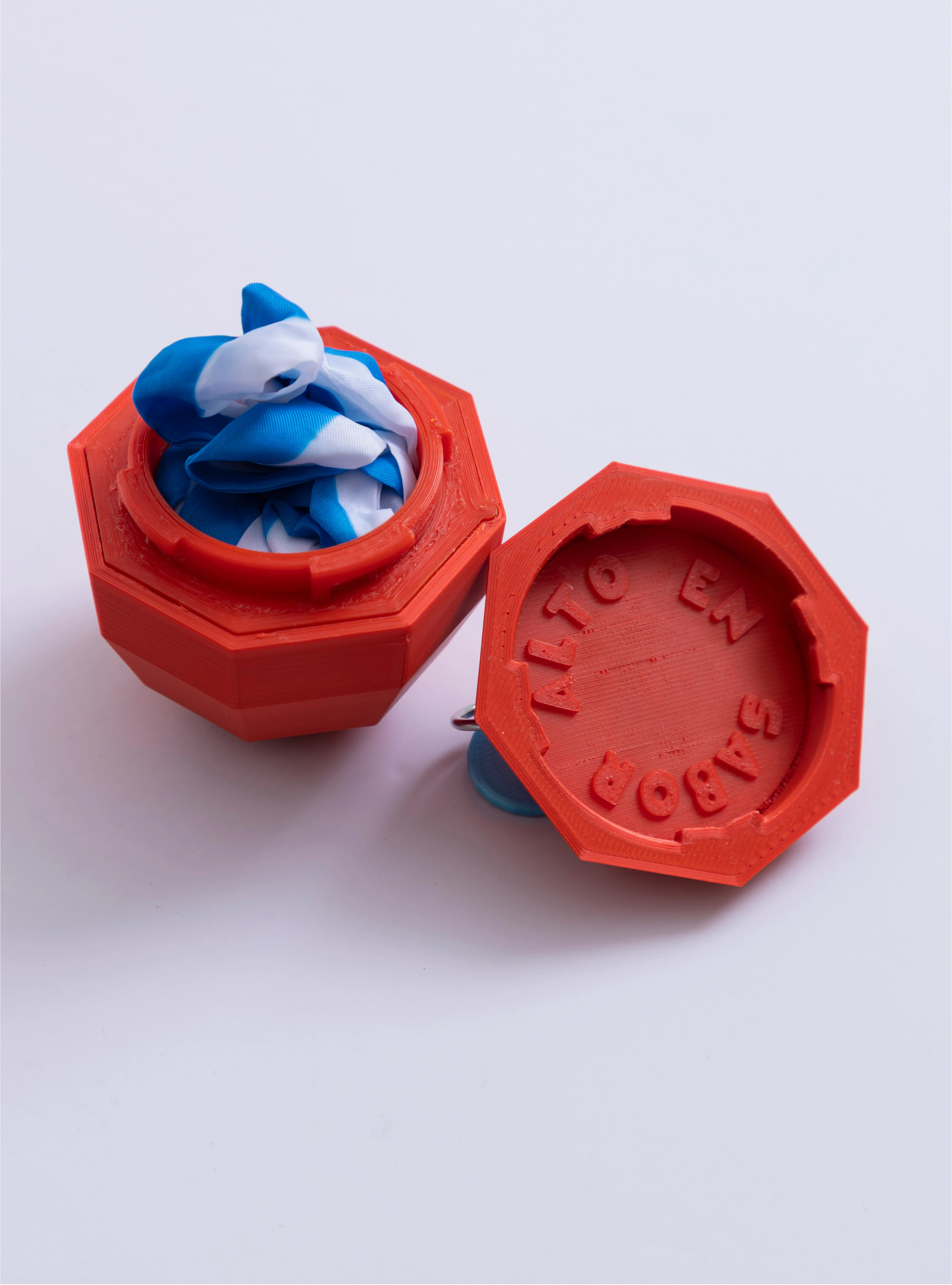 Charm manzana Loft Me x Bad Influencer en 3D rojo con argolla metálica.