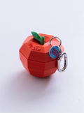 Primer plano del Charm manzana Loft Me en impresión 3D rojo brillante.