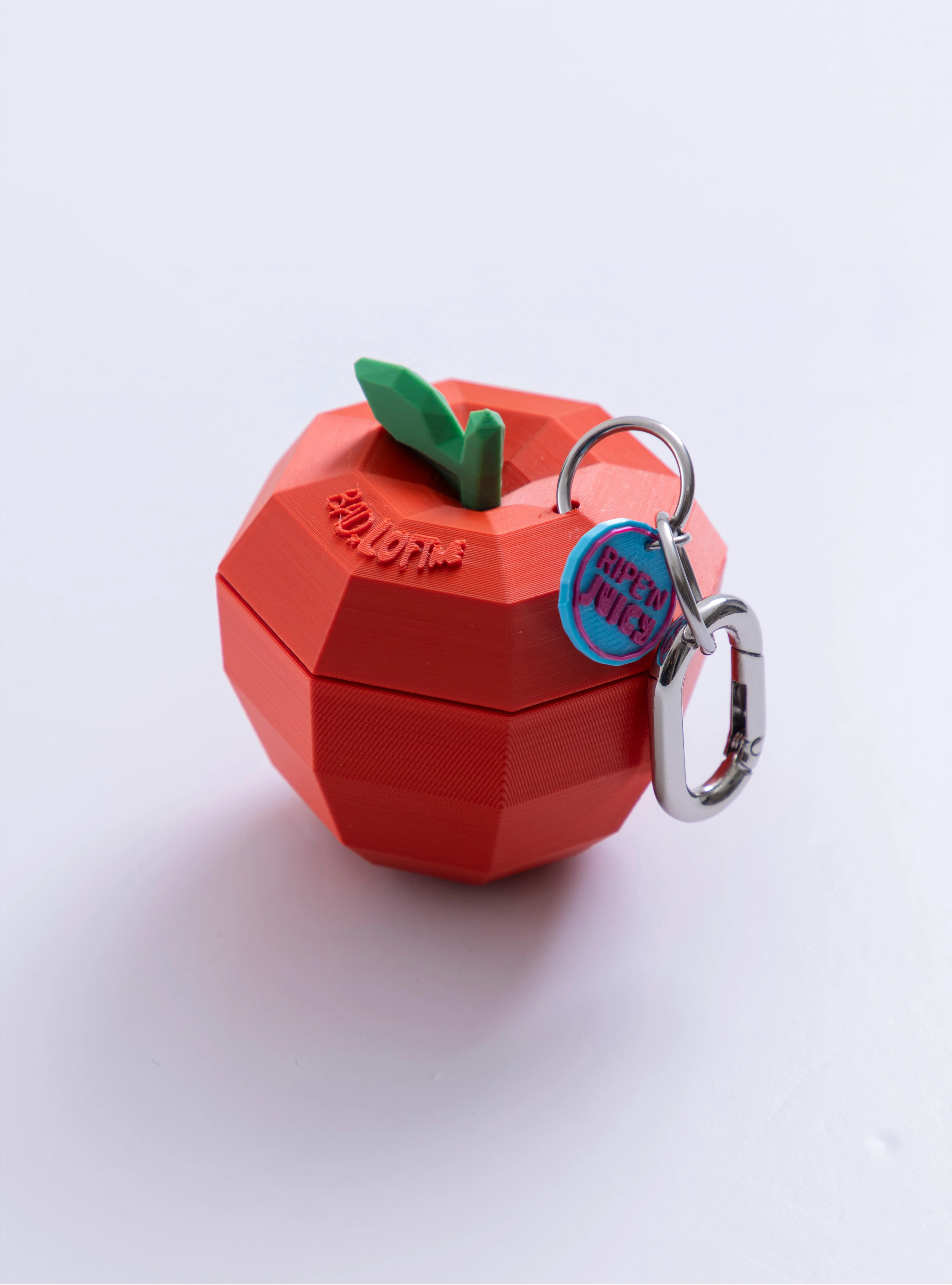 Primer plano del Charm manzana Loft Me en impresión 3D rojo brillante.