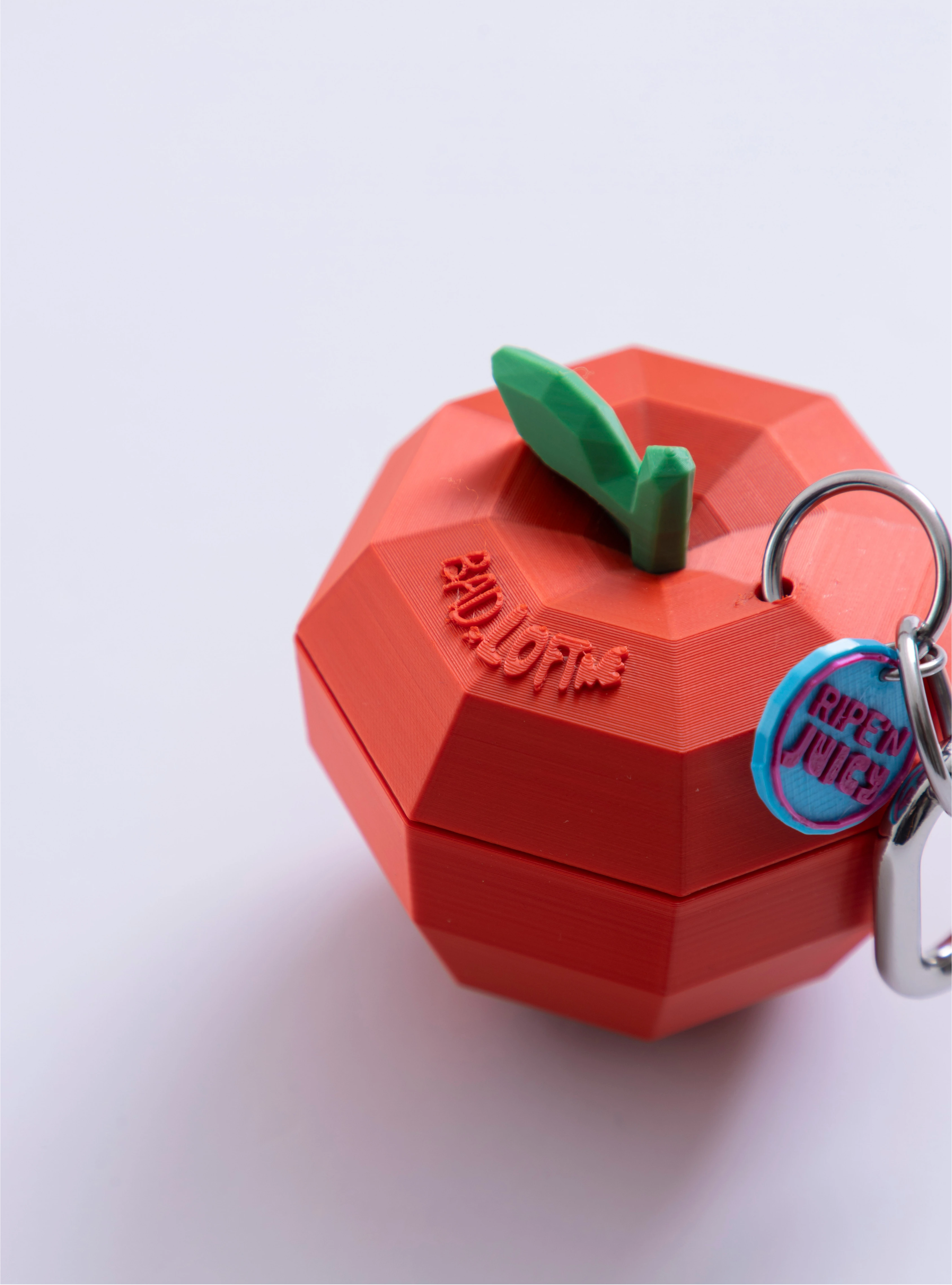 Detalle lateral del Charm manzana Loft Me mostrando volumen 3D y argolla.